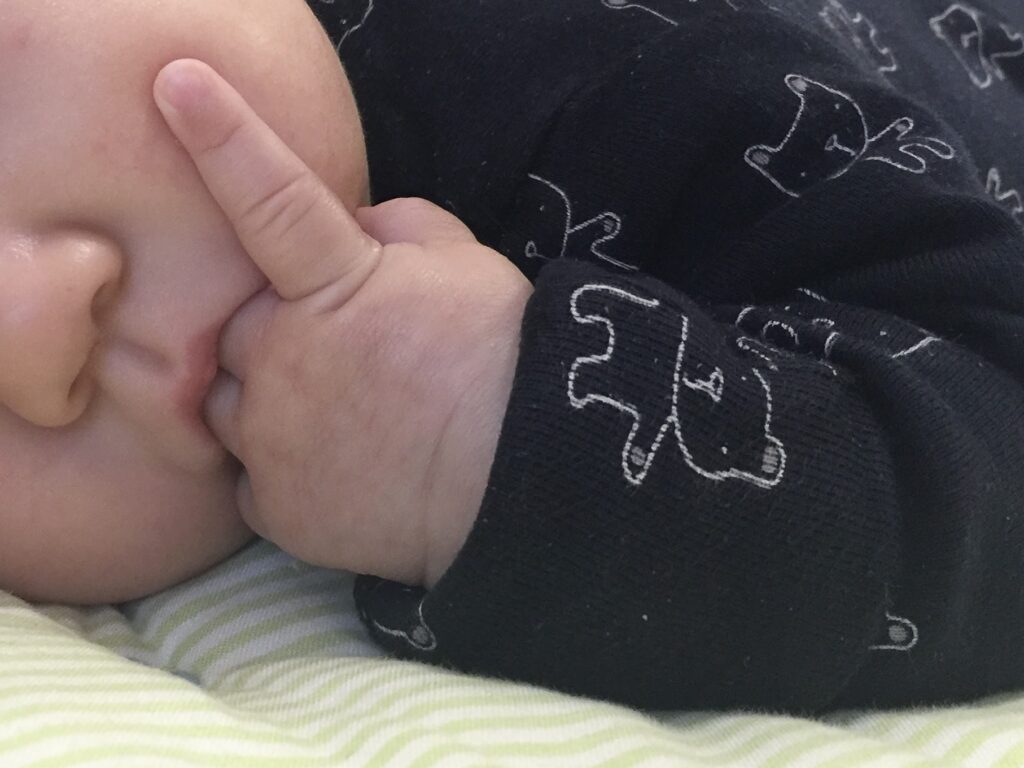 指しゃぶりしている赤ちゃん