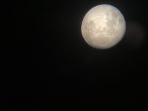 夜の空に浮かぶ満月