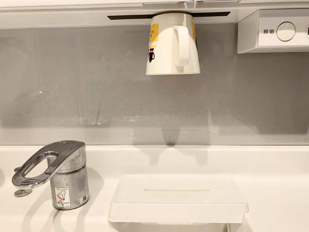 洗面台にとりつけた浮かせる収納でくっついているコップ