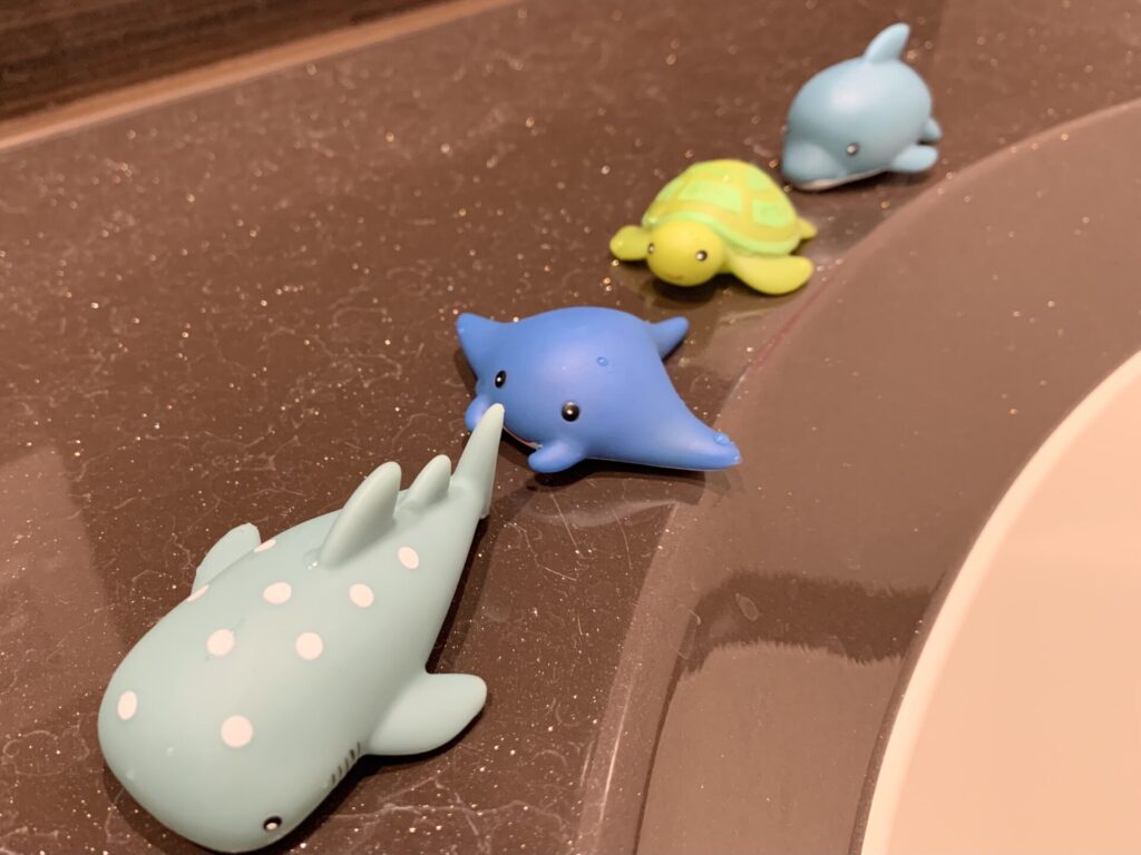 お風呂場で海の生き物のおもちゃが並んでいる写真