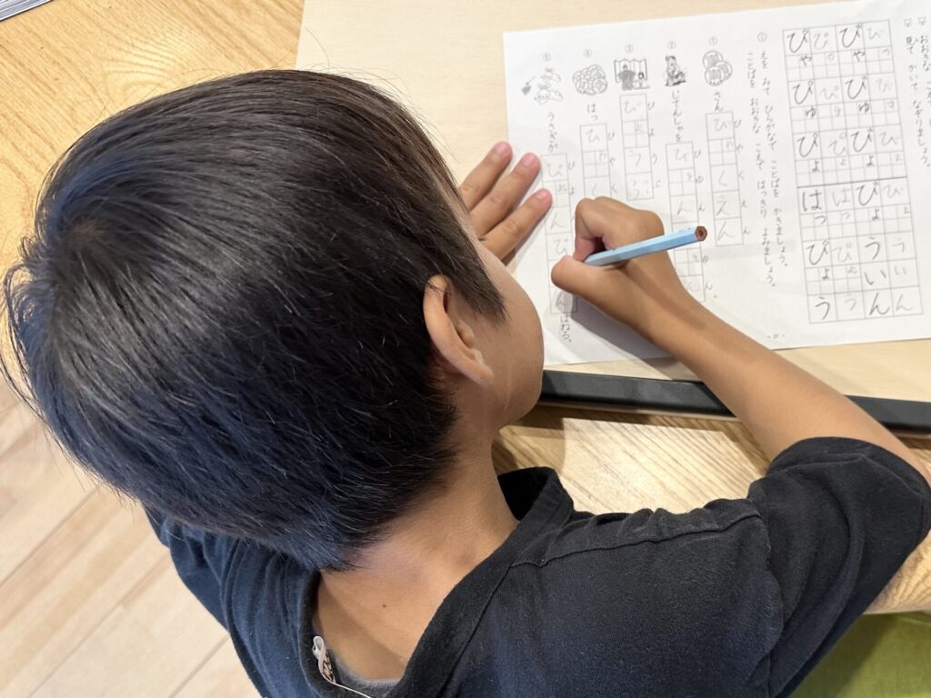 こどもが勉強しているところ