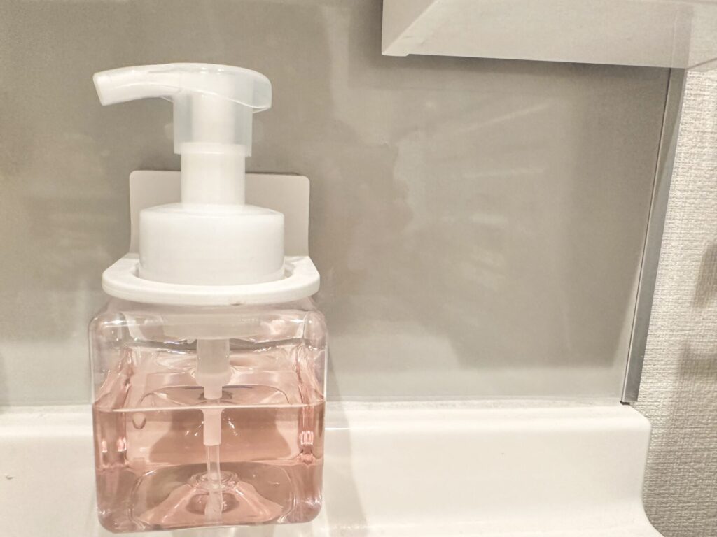 フィルムフック　ディスペンサーホルダー泡タイプ
無印良品　PET詰替ボトル　泡タイプ　クリア　250ml