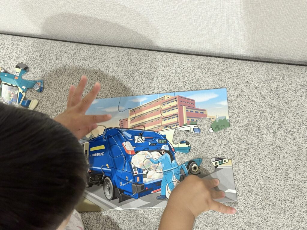 パズルに取り組む3歳児