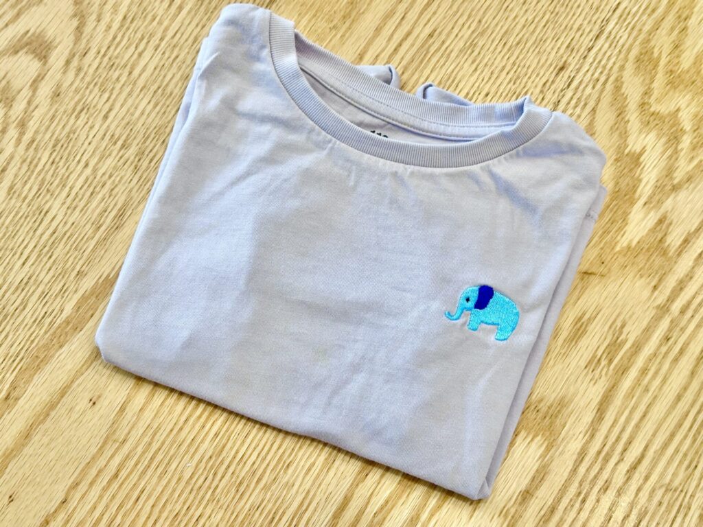 刺繍したTシャツ