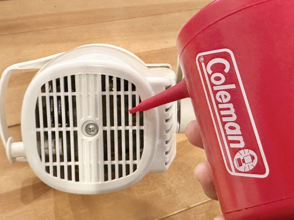 隙間のホコリ取りに便利なモバイルポンプ