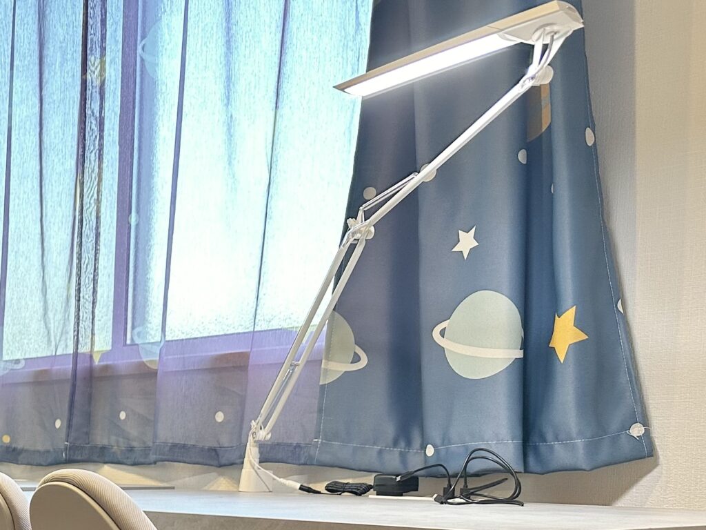 場所を取らないクランプ式ライト