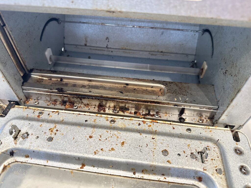 掃除前のトースター庫内